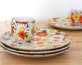 Retro Snack Set - Orange Yellow Daisy Plates and Mugs with 70s Flower Power Pattern (Set of 4)