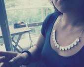 Delicate & pretty scallop necklace collar - in white or black