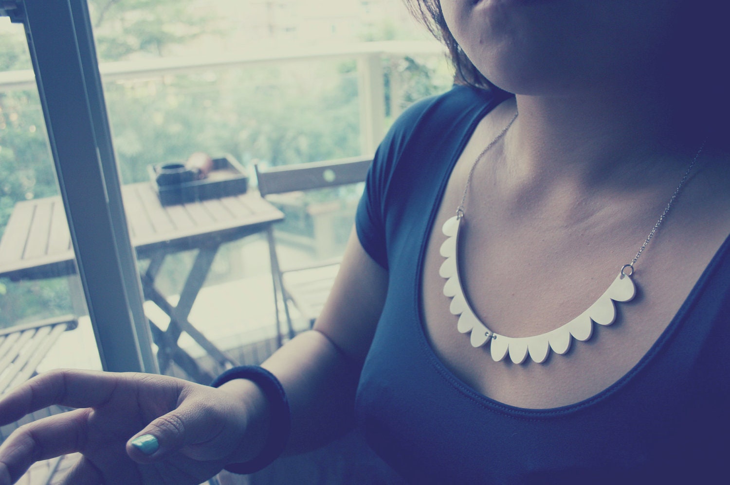 Delicate & pretty scallop necklace collar - in white or black