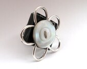 Silver metal flower, vintage button, black and white funky ring - Bohemian and funky jewelry - Mixed media by lespetitsbuttons on Etsy