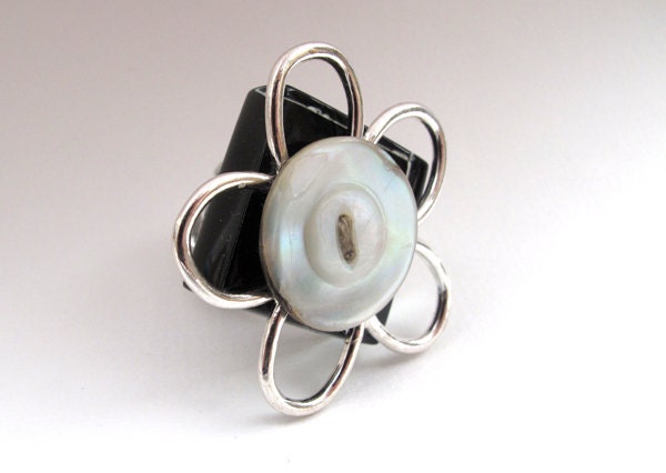 Silver metal flower, vintage button, black and white funky ring - Bohemian and funky jewelry - Mixed media by lespetitsbuttons on Etsy