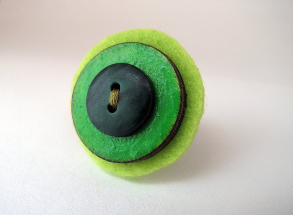Original, assemblage, handmade jewelry, green felted adjustable cocktail ring - Mixed media jewelry by Lespetitsbuttons on Etsy