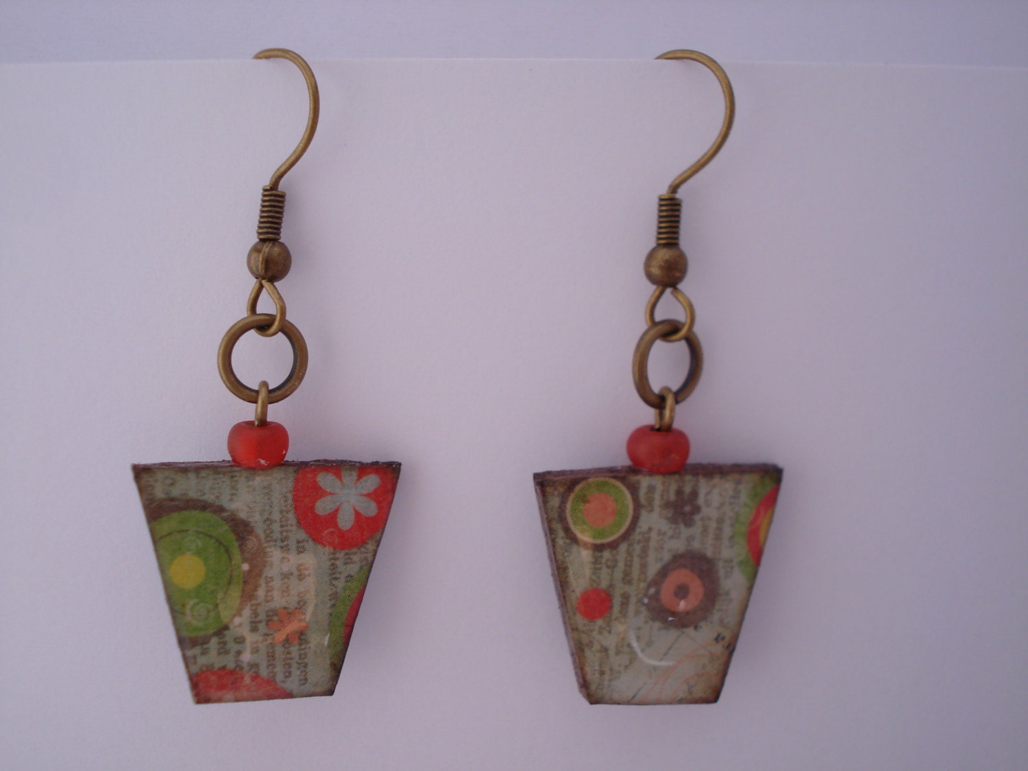 fUnKy and pLayfuL seA foAm aNd dOts preSent eArRiNgs