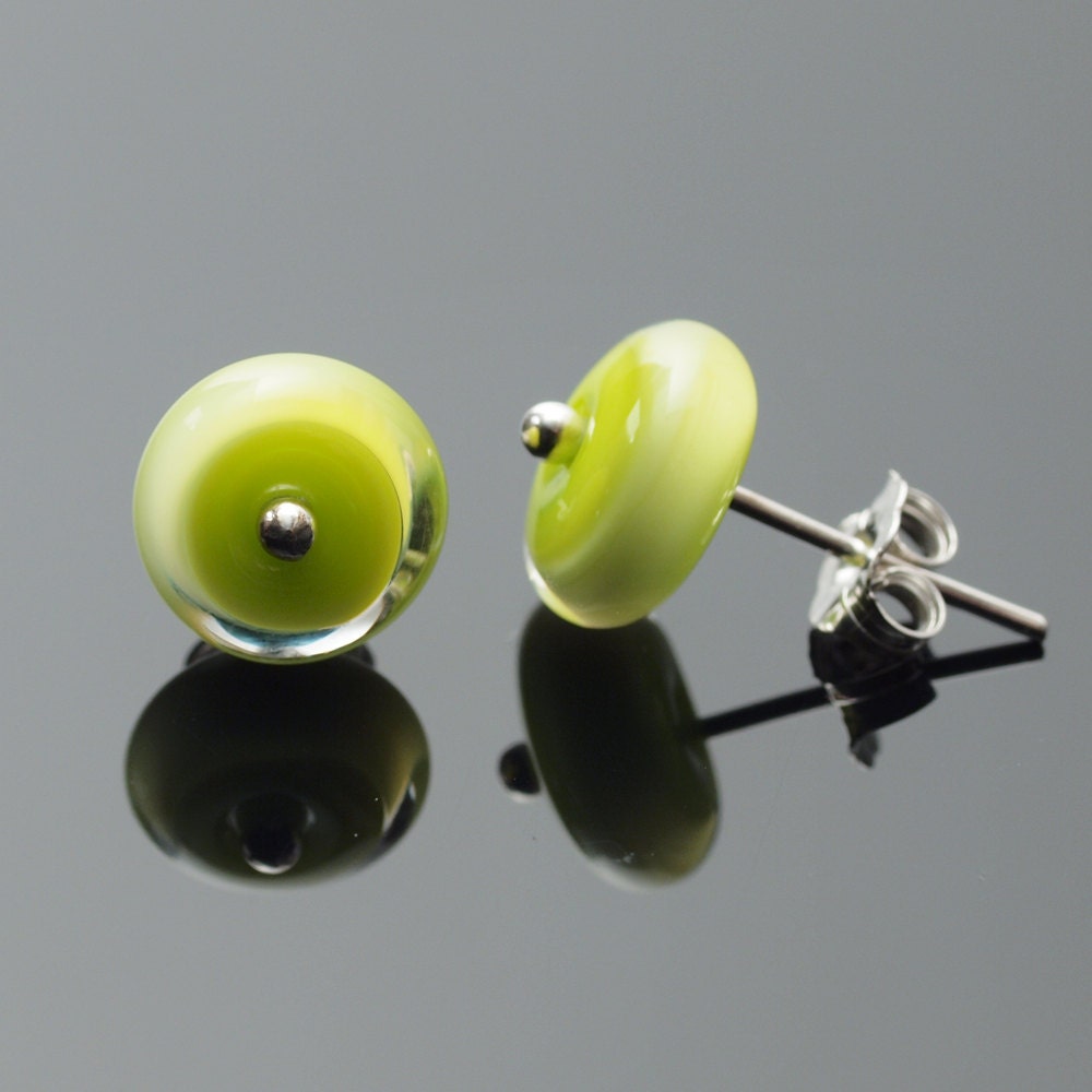 Medium Glass Stud Circle Earrings in Chartreuse