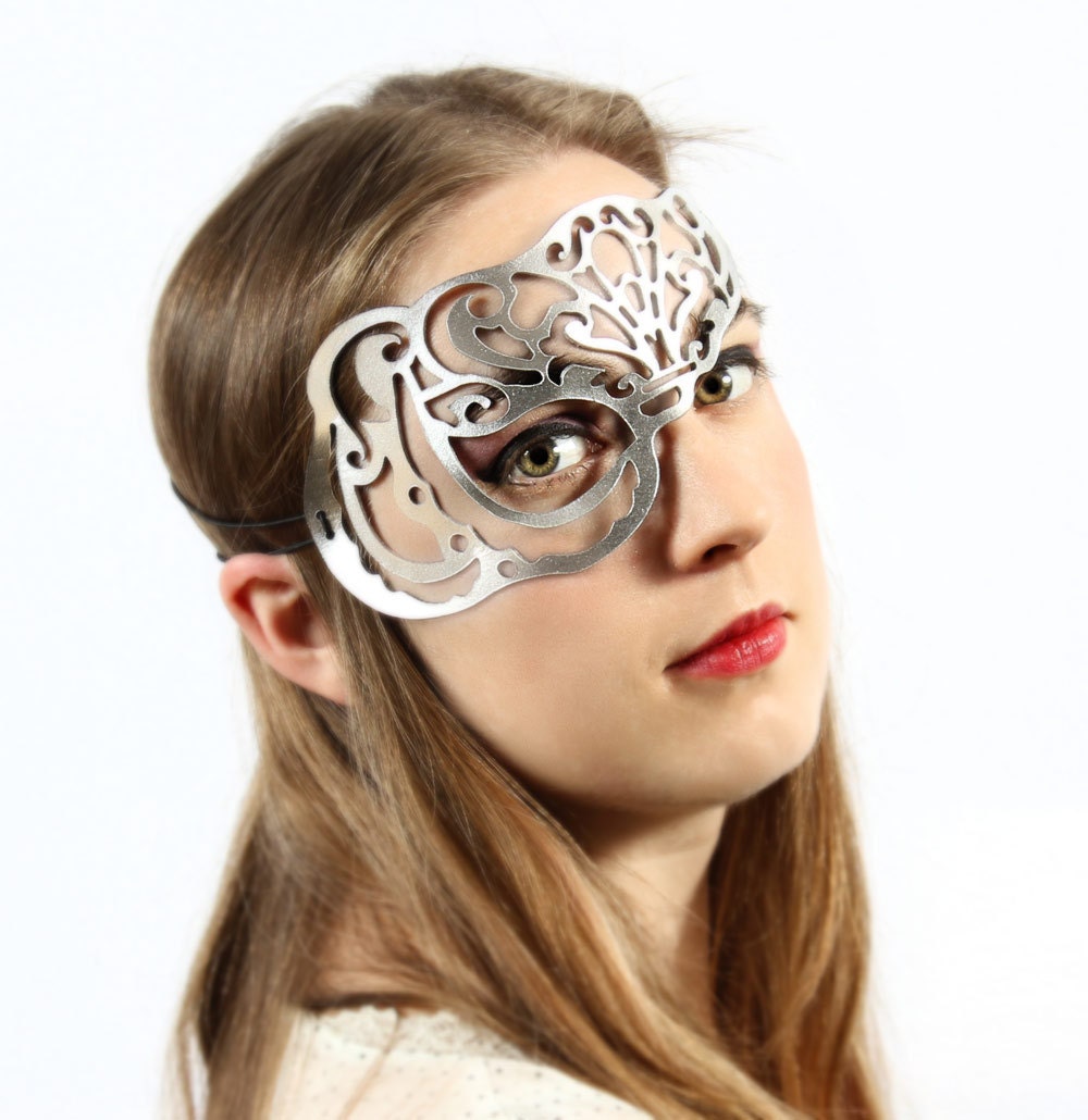 Vixen half mask in silver leather