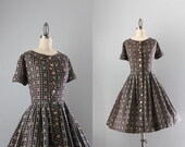 50s Dress / Vintage 1950s Day Dress / Full Skirt Floral Fifties Cotton Dress