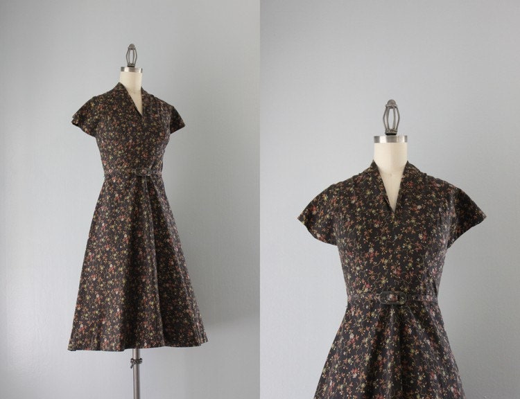 1940s Dress / Vintage 40s Dark Floral Day Dress / 1940s Cotton Dress