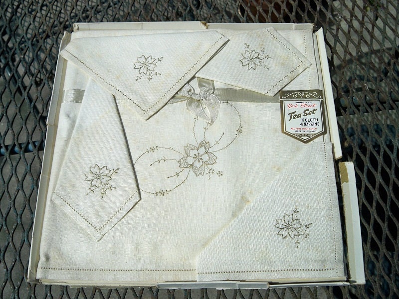 Vintage Irish Linen Embroidered Floral Tablecloth Napkins Set Mint