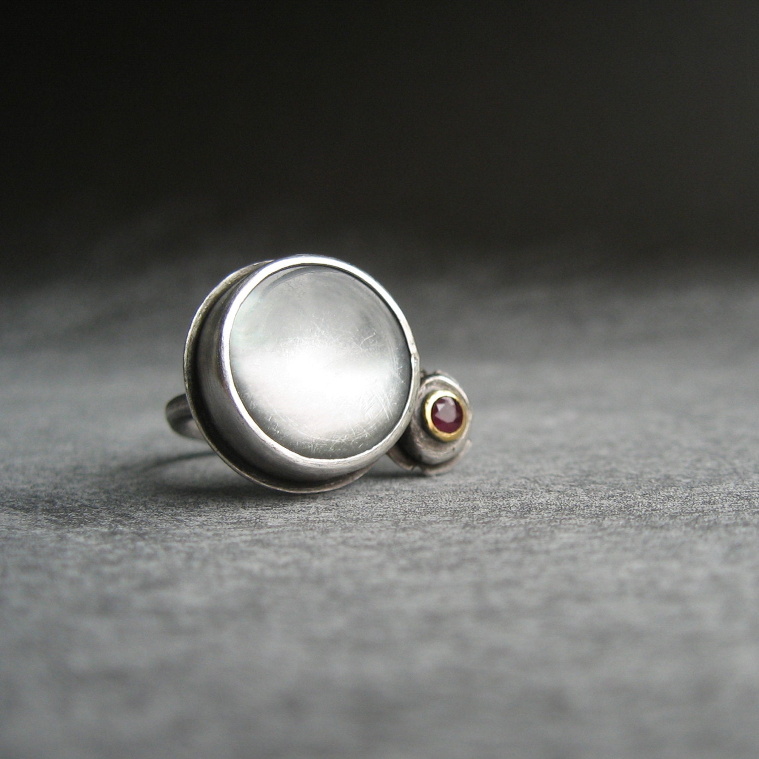 RING sterling silver with vintage gray shell button and ruby