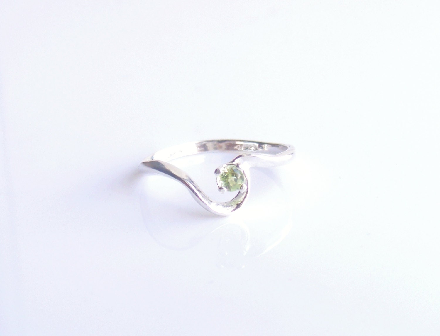 Peridot Ring Swirl Sterling Silver August  Birthstone size 7