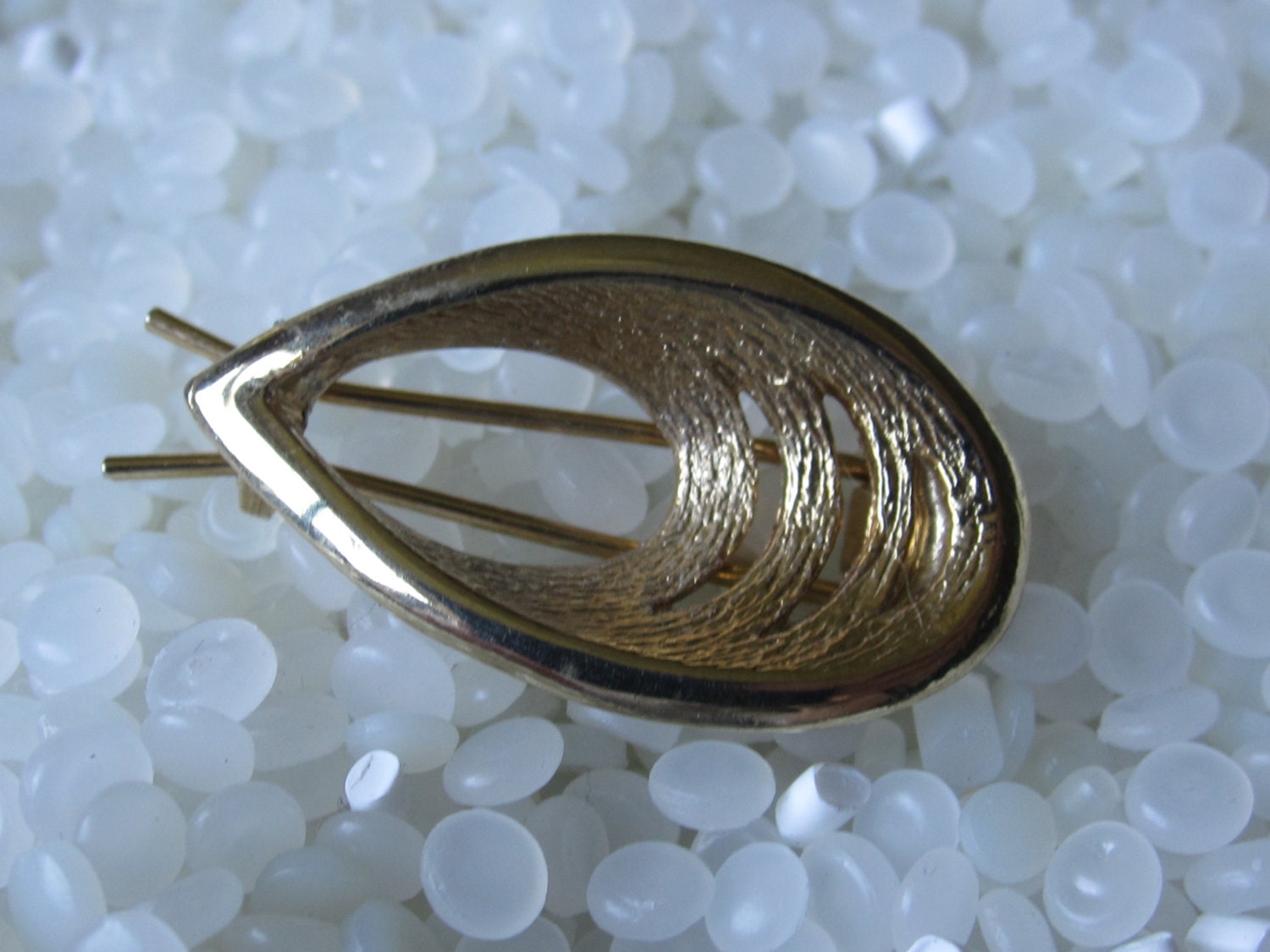 wonderful vintage barrette, gold 1960 hair accessory
