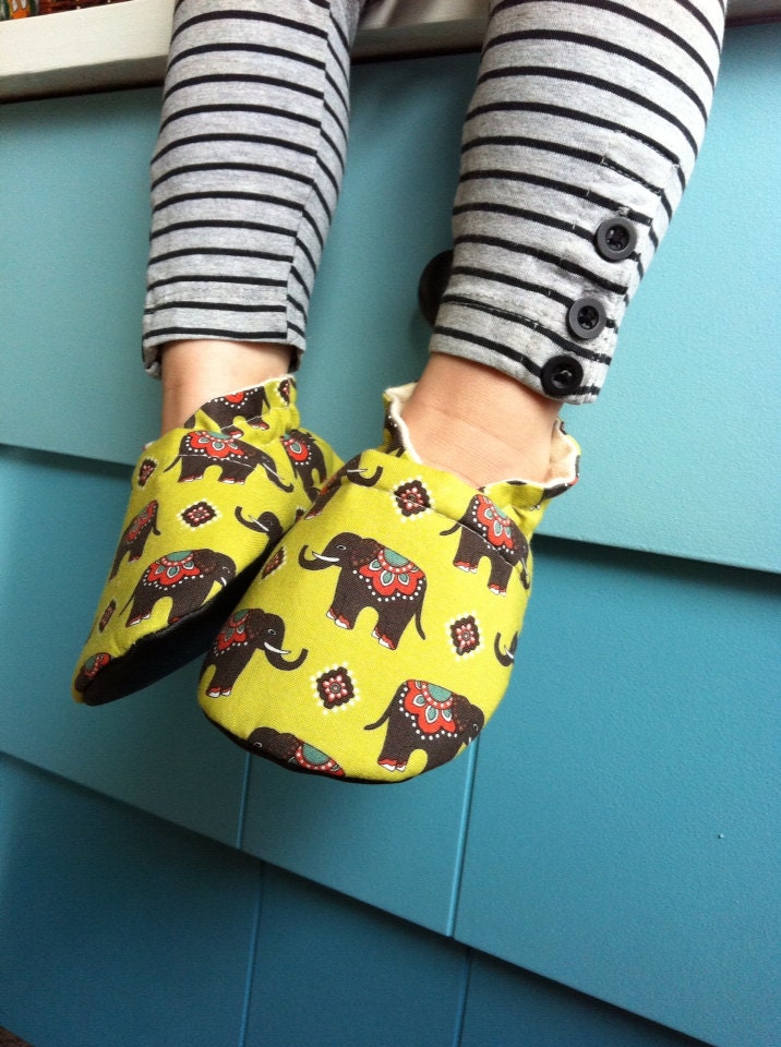 Baby Shoes, Baby Booties - Elephants on Green