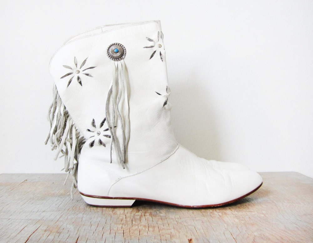SALE white fringe boots / vintage white leather mocassin boots / southwestern cutout boots / size 7 boots