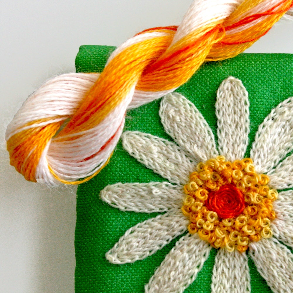 DIY Crewel Embroidery Kit Gift Pouch white daisy
