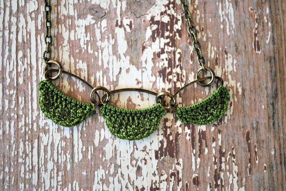Scalloped Necklace. Olive Green