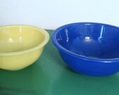 Vintage Set of 2 Pyrex Blue and Yellow Nesting Mixing Bowls 323 325