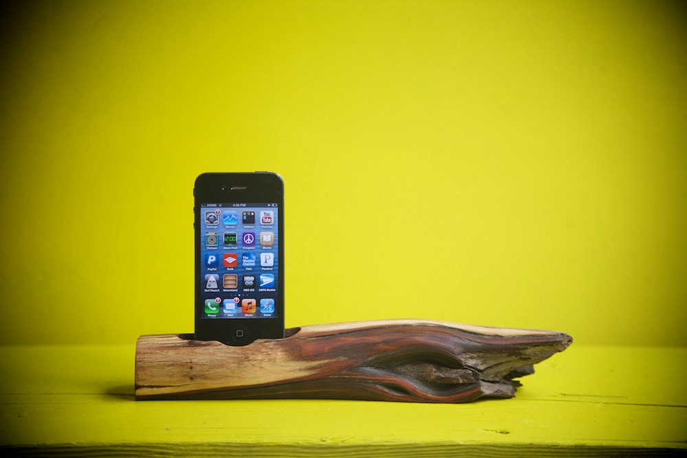 woodtec iPhone 4s / iPod charging stand