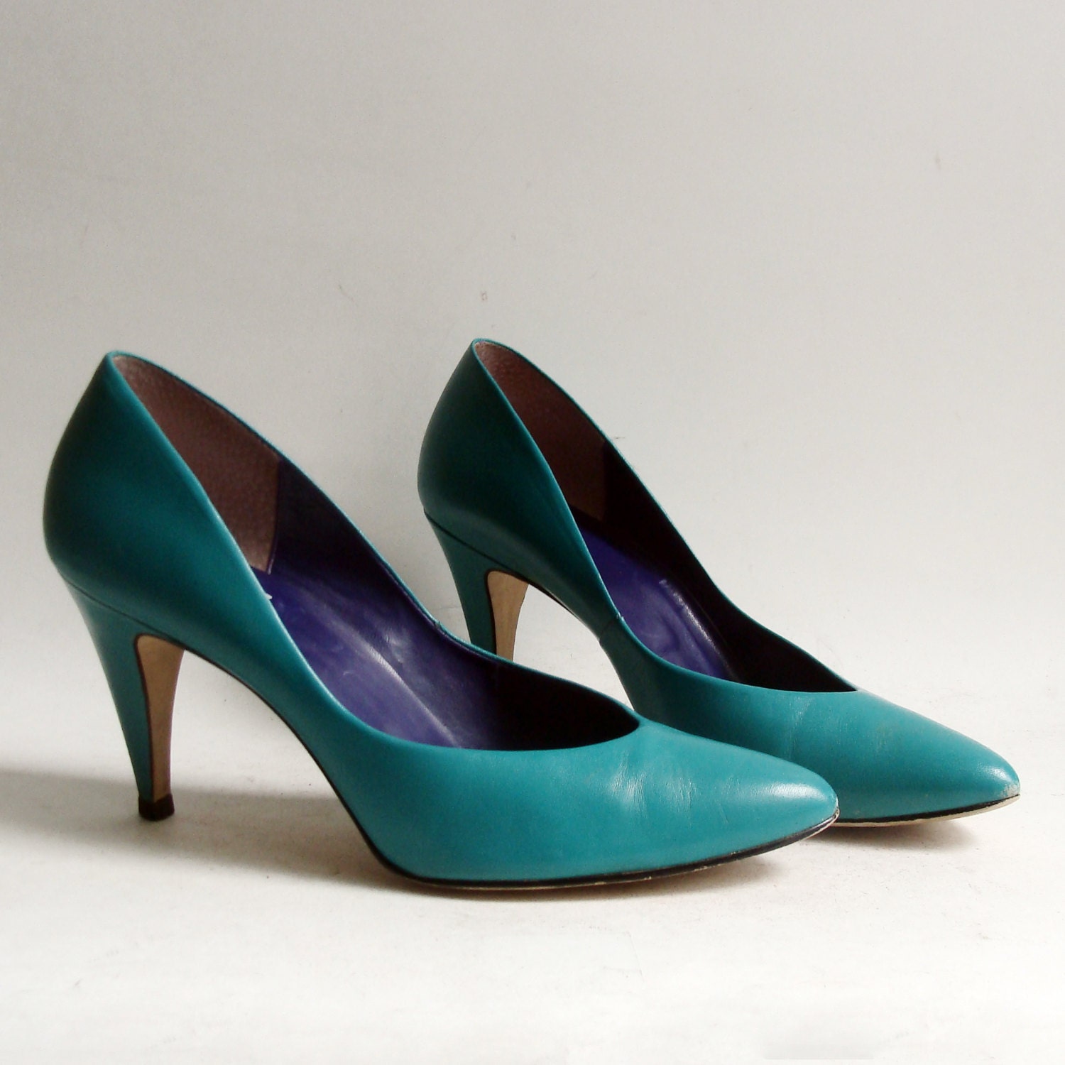 shoes 8 / turquoise heels / 1980s 80s flashy pumps / pointy heels / shoes size 8 / vintage shoes