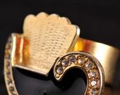 Cocktail ring. Gold. Black. Rhinestones. Shell shape. Texture. Adjustable. Vintage.