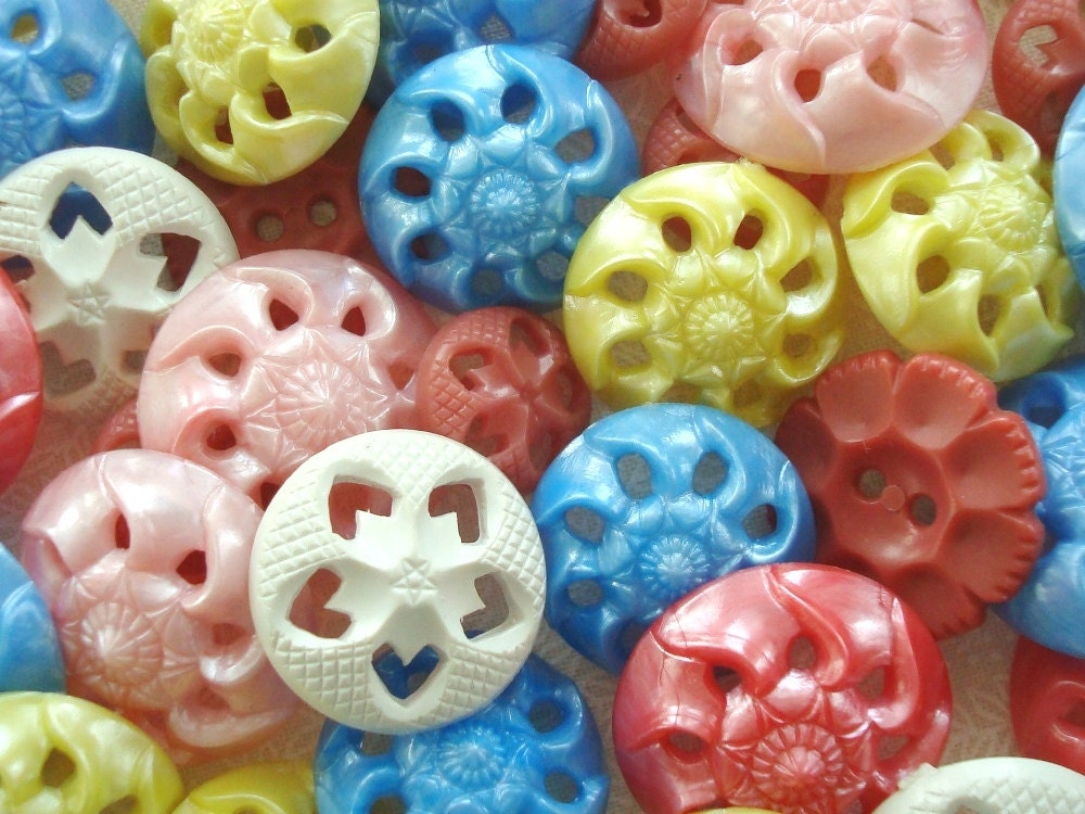 Vintage pierced buttons, grab bag 16 plastic 1950s housecoat buttons, new old stock