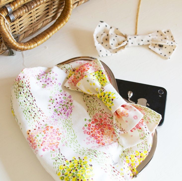 Hanabi -  Heart-Shaped Frame Clutch with bow tie