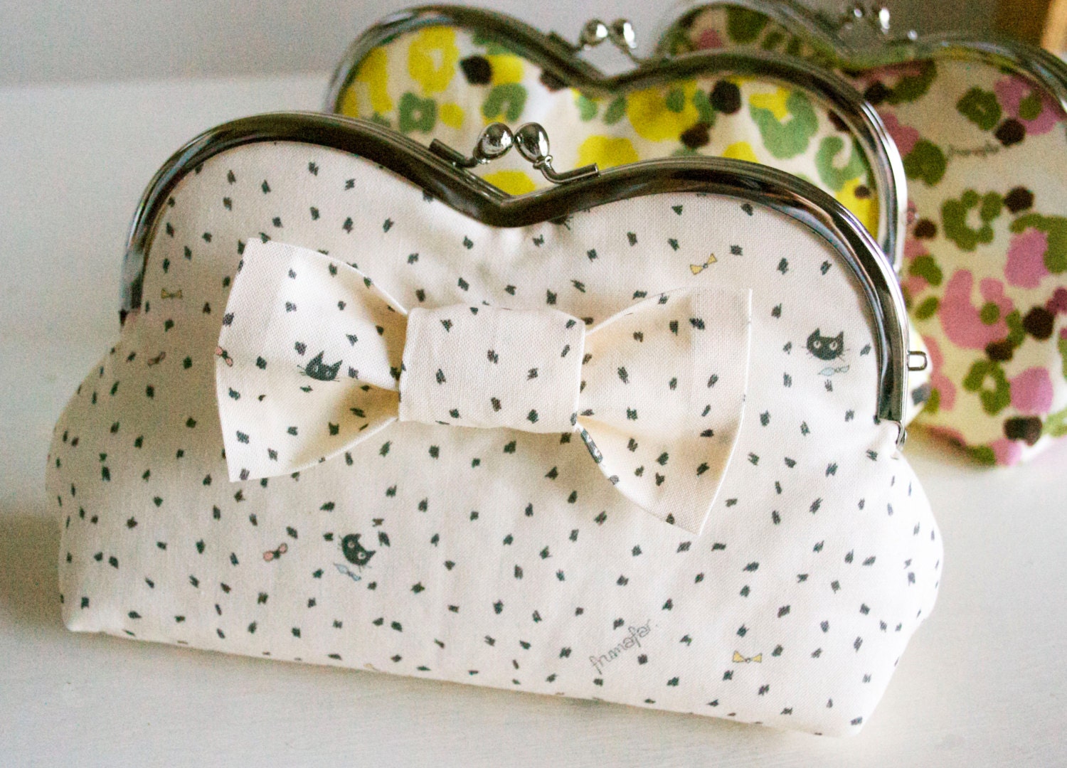 Black Kitten Dots -  Heart-Shaped Frame Clutch with bow tie