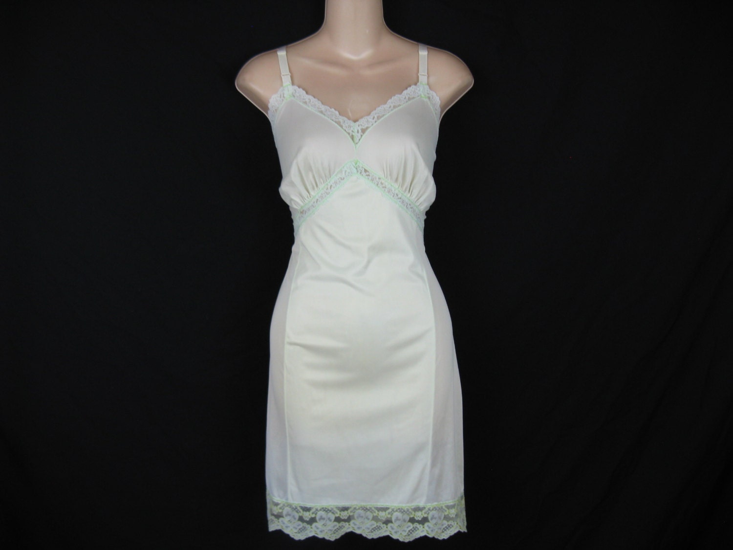 1960's pastel lime lace slip. figurfit nylon. lacy boudoir. 40.