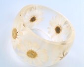 Size XL Botanical Resin Bangle. Daisy Pressed Flower  Bracelet.    White Resin Bracelet.  Gardener Botanist Gift