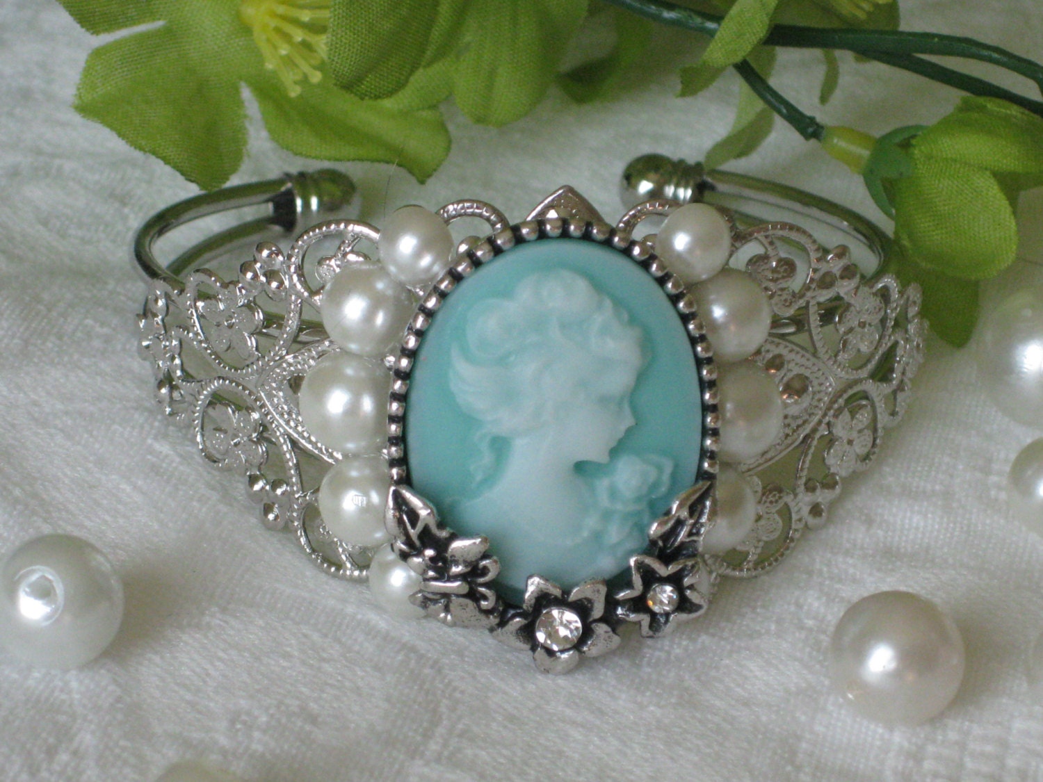 Cameo Bracelet, Lady Cameo, Pearl Bead, Silver Cuff Bracelet, Cameo Jewelry, Cuff Bracelet, Cameo, Victorian