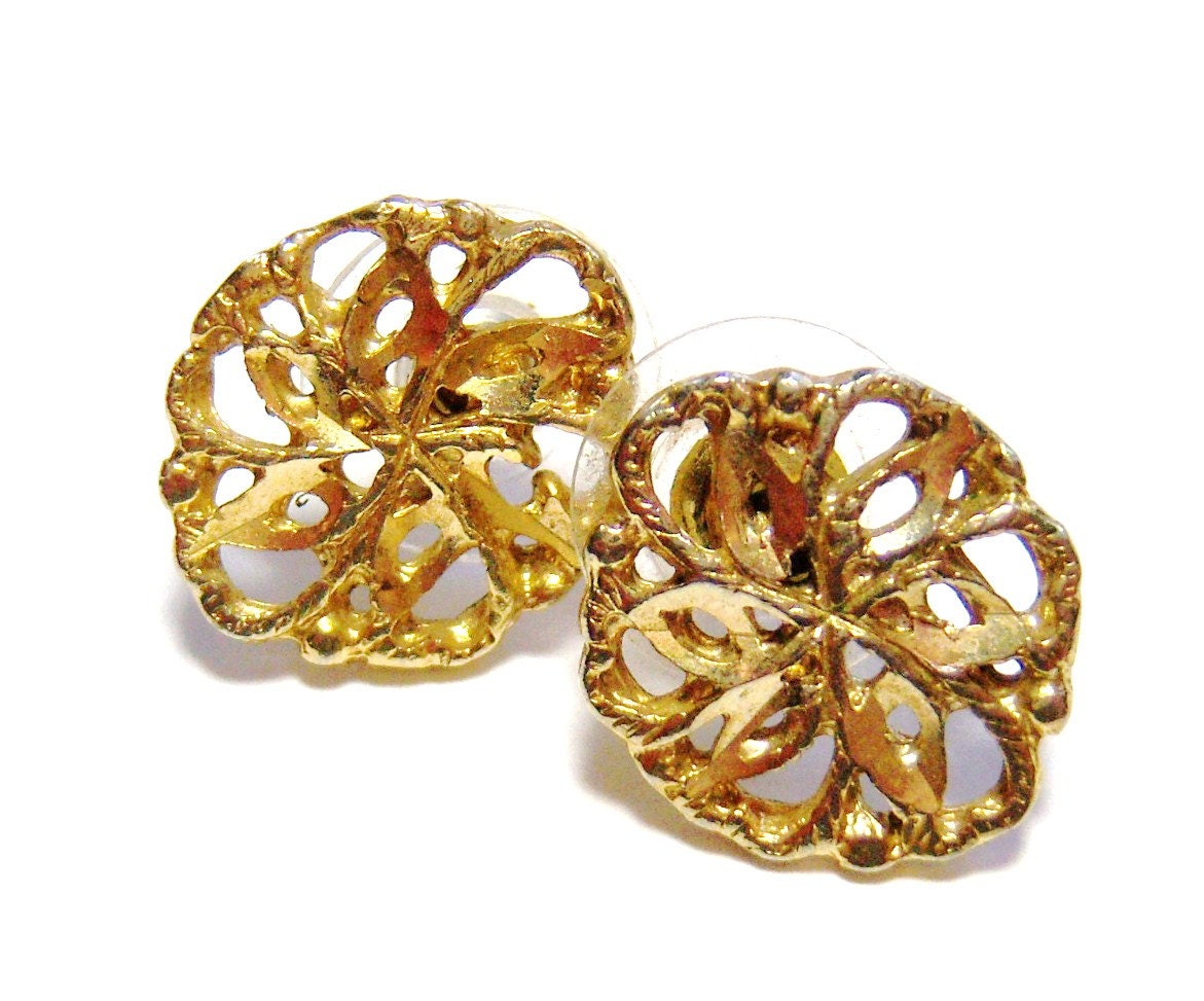 gold tone small elegant pierced vintage earrings O