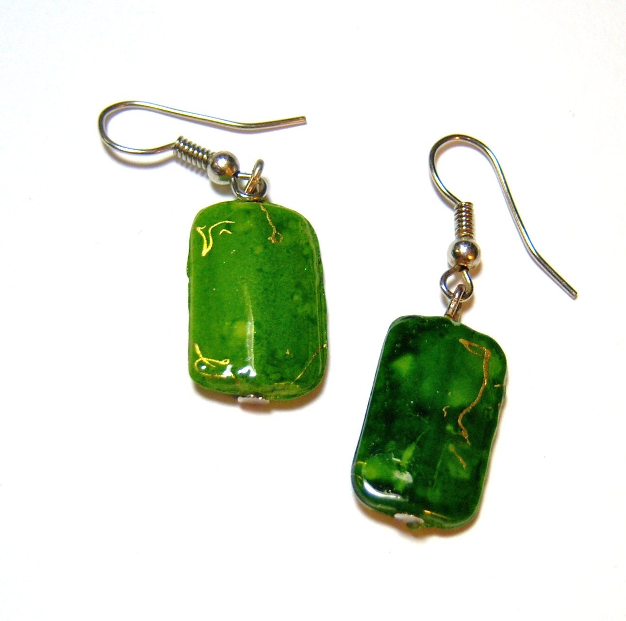green dangle pierced vintage earrings O