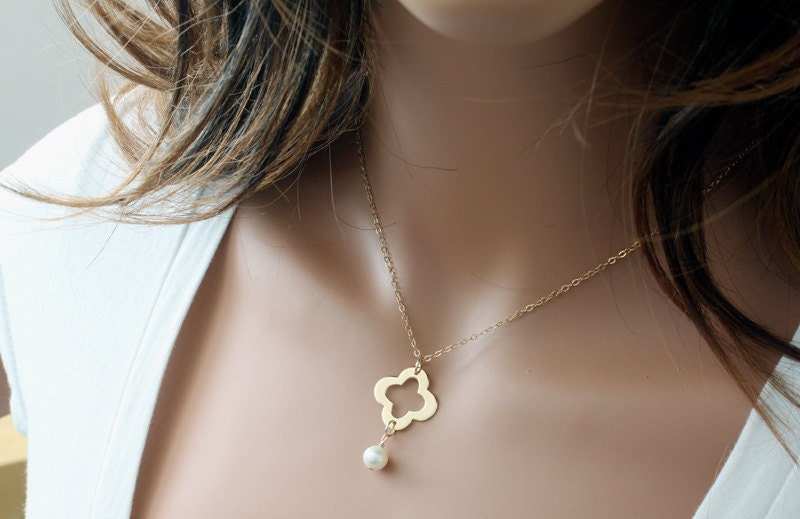 Gold Clover Necklace, Clover Pendant, Fresh Water Pearl, Everyday Jewelry, Dainty Necklace