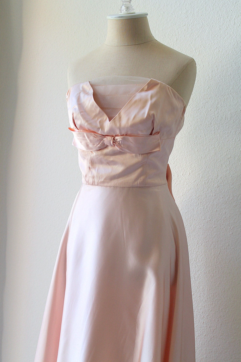 vintage 1950's couture pale pink crepe satin strapless prom party dress. 1960's tulle bow ruched wedding dress.  small-x small