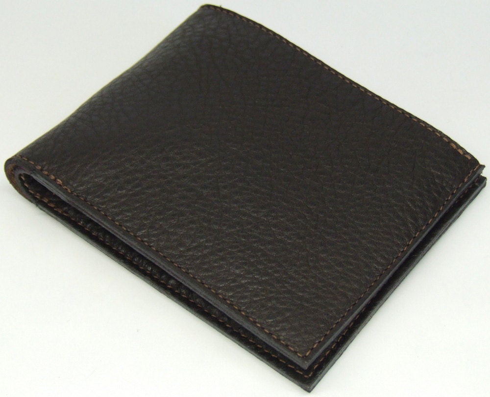 Wallet in brown leather with burgundy stripe lining