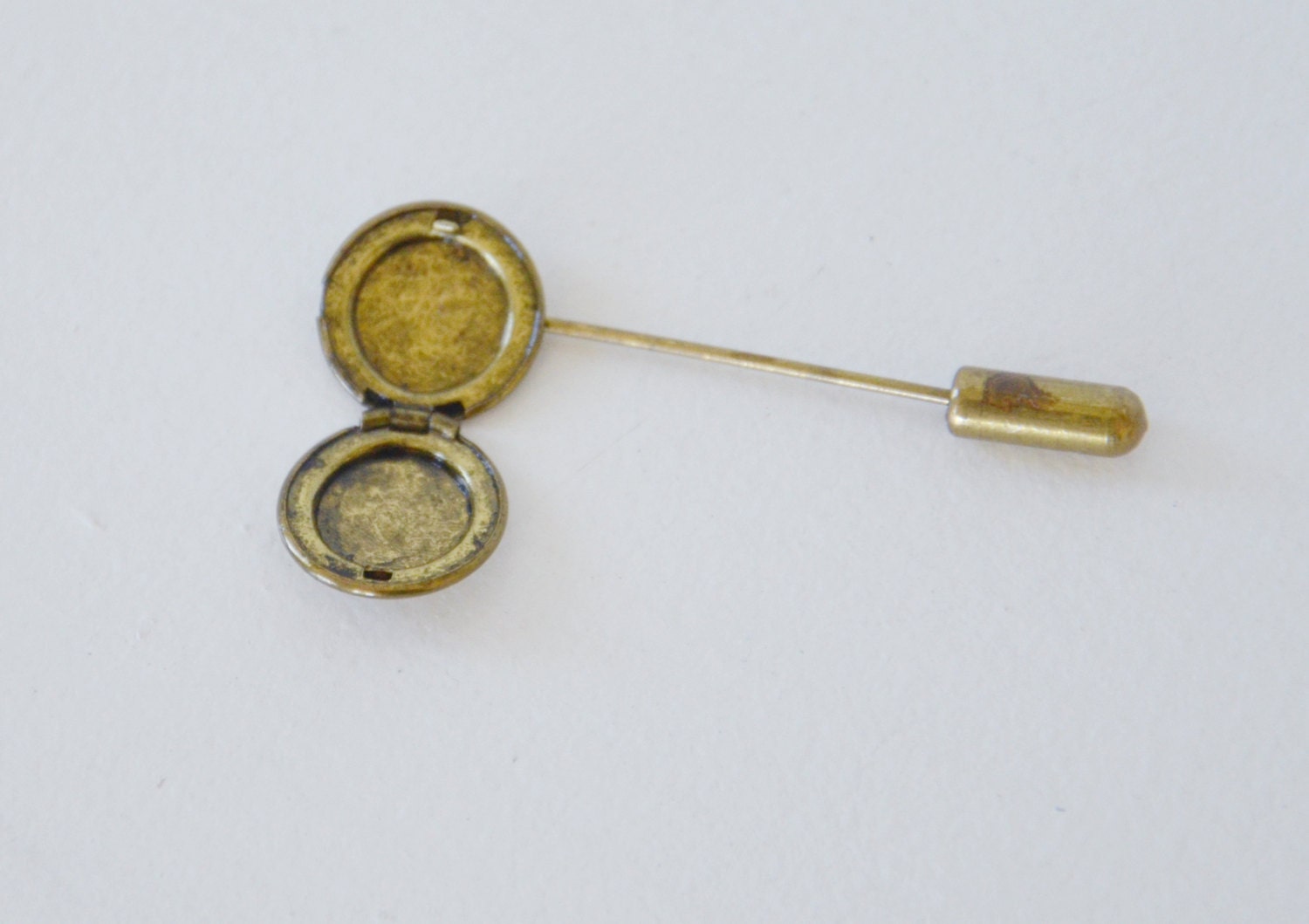Vintage golden locket small pin brooch.