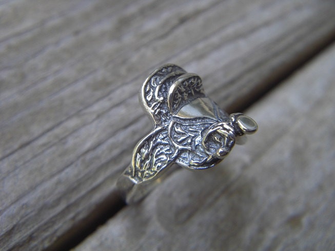 Ladies saddle ring in sterling silver