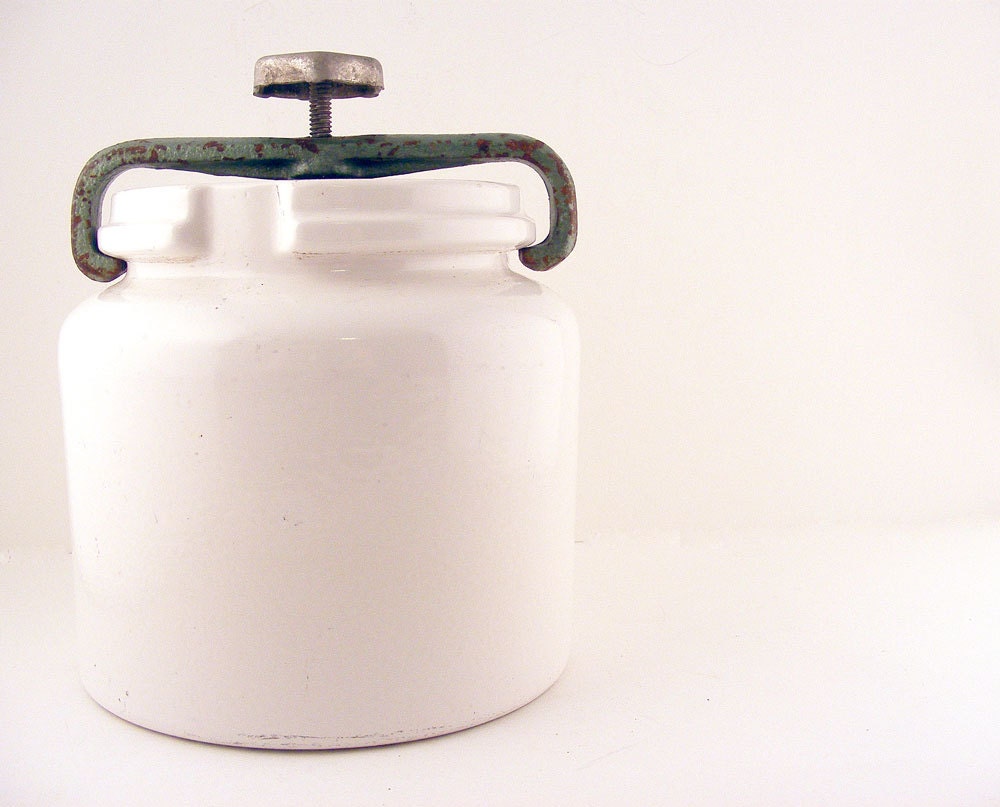 Antique Norton Crock with Yolk & Screw Knob Lid Pharmaceutial Apothecary White Stoneware