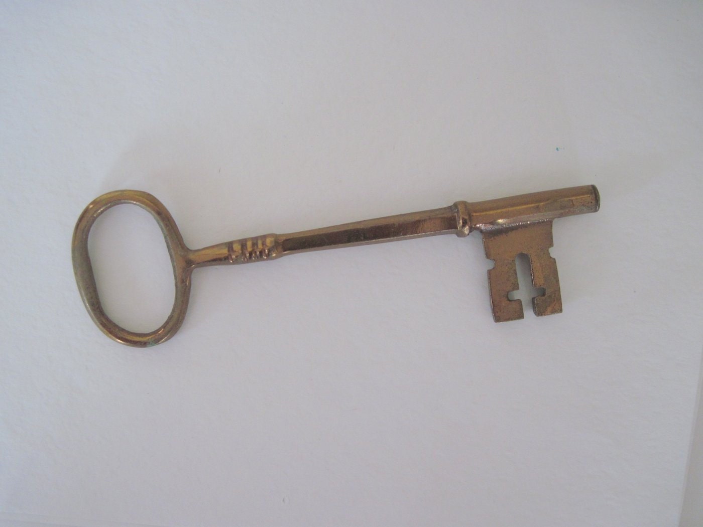 Decorative Brass SKELETON KEY Wall Hanging, Passingkey Paperweight, jailer's key, pikey, VICTORIAN revival