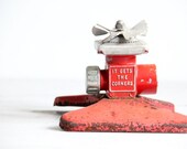 vintage red squarespray garden sprinkler