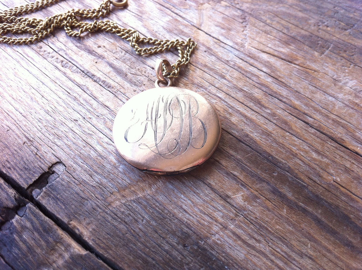40s oval locket on a chain / antique locket