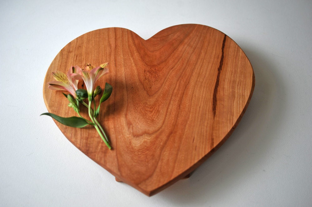 Cherry Cutting Board Valentine's Day Footed Platte Heart Shaped Cheese Board Organic Home Decor for Mom