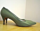 Olive ya Green Pumps - Size 8 Narrow Olive Green Shoes - 60s Mad Men Style Pumps