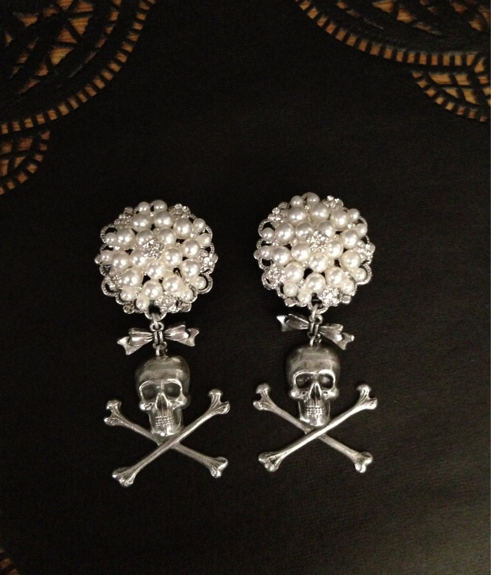 Pearl Rhinestone and skull tunnels plugs