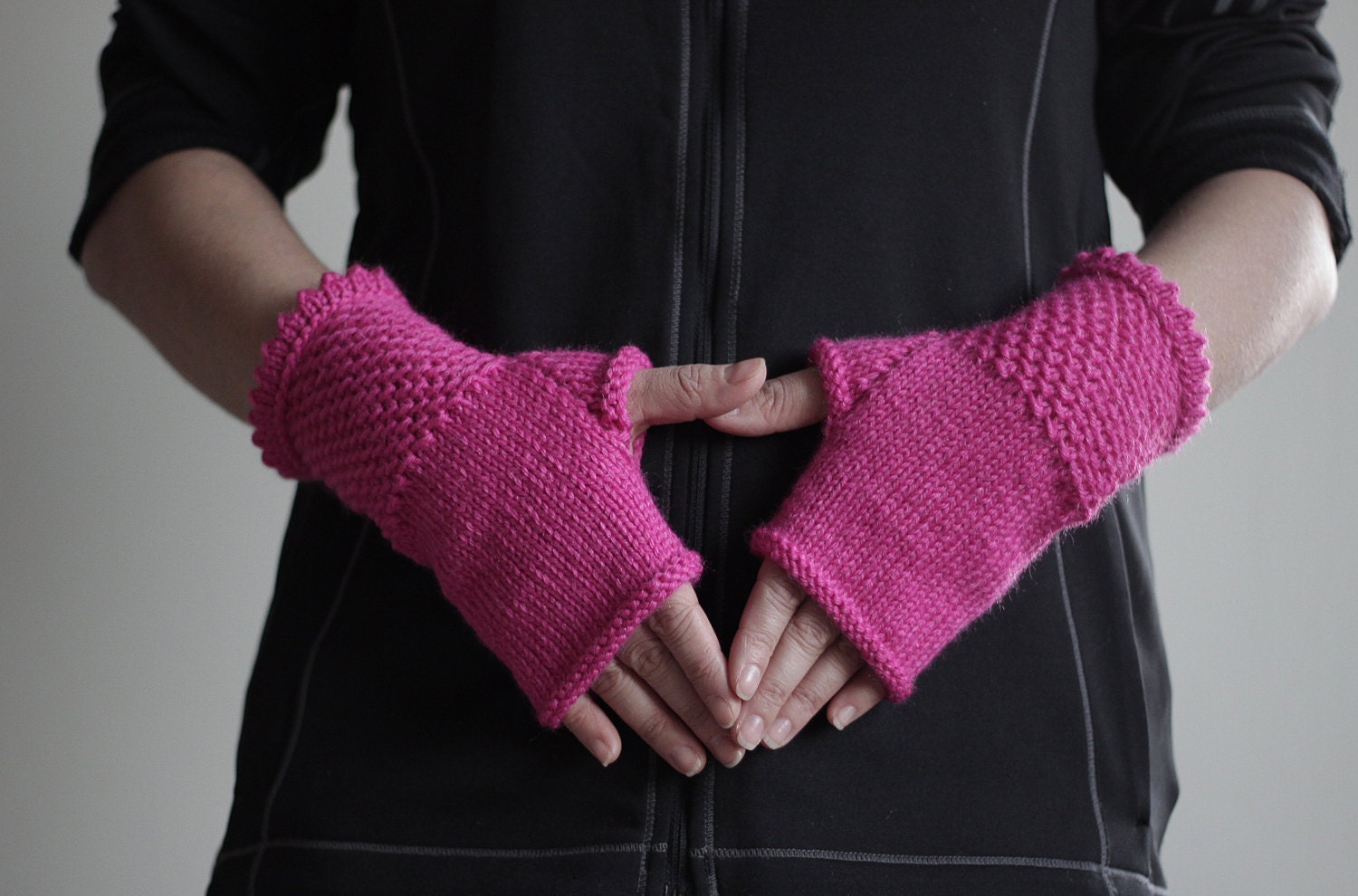 Fuschia knit Fingerless gloves for women