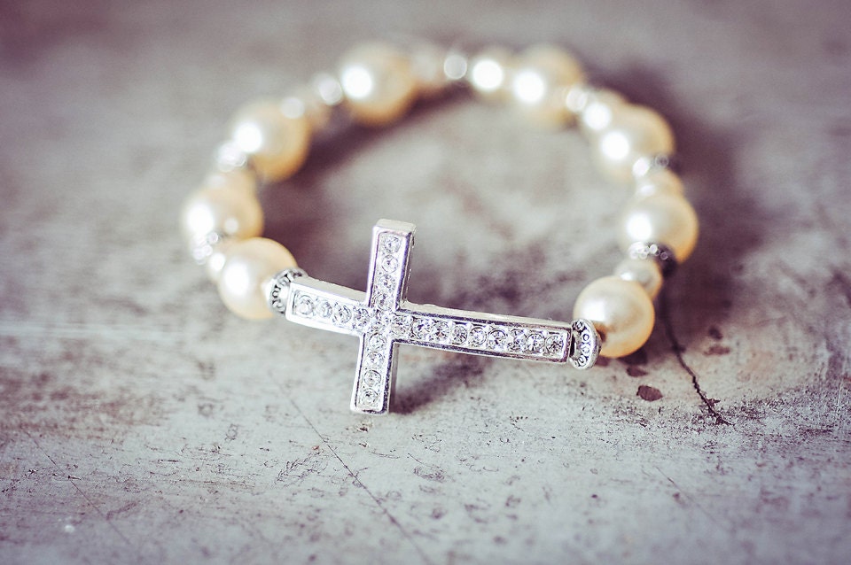 Sideways cross pearl beaded bracelet