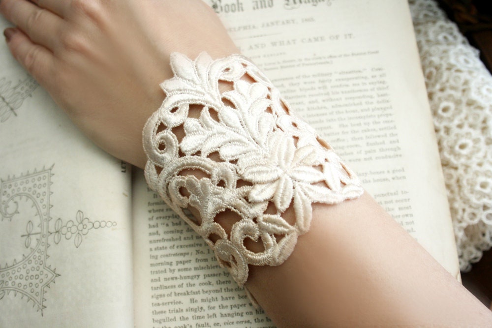 lace bracelet cuff -DANIELLE- barely blush
