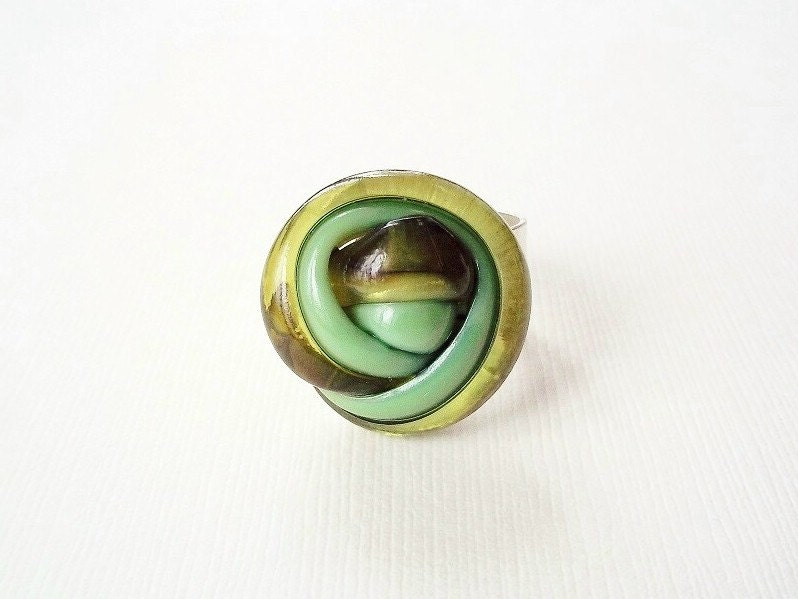 Cocktail Ring. Vintage Green Knot Button on Silver Band. Unique Jewelry
