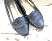 Vintage BLACK LOAFERS....size 7.5 womens...chandelle. shoes. 80s flats. oxfords. retro. closed toed. urban. boho. hipster. tassles