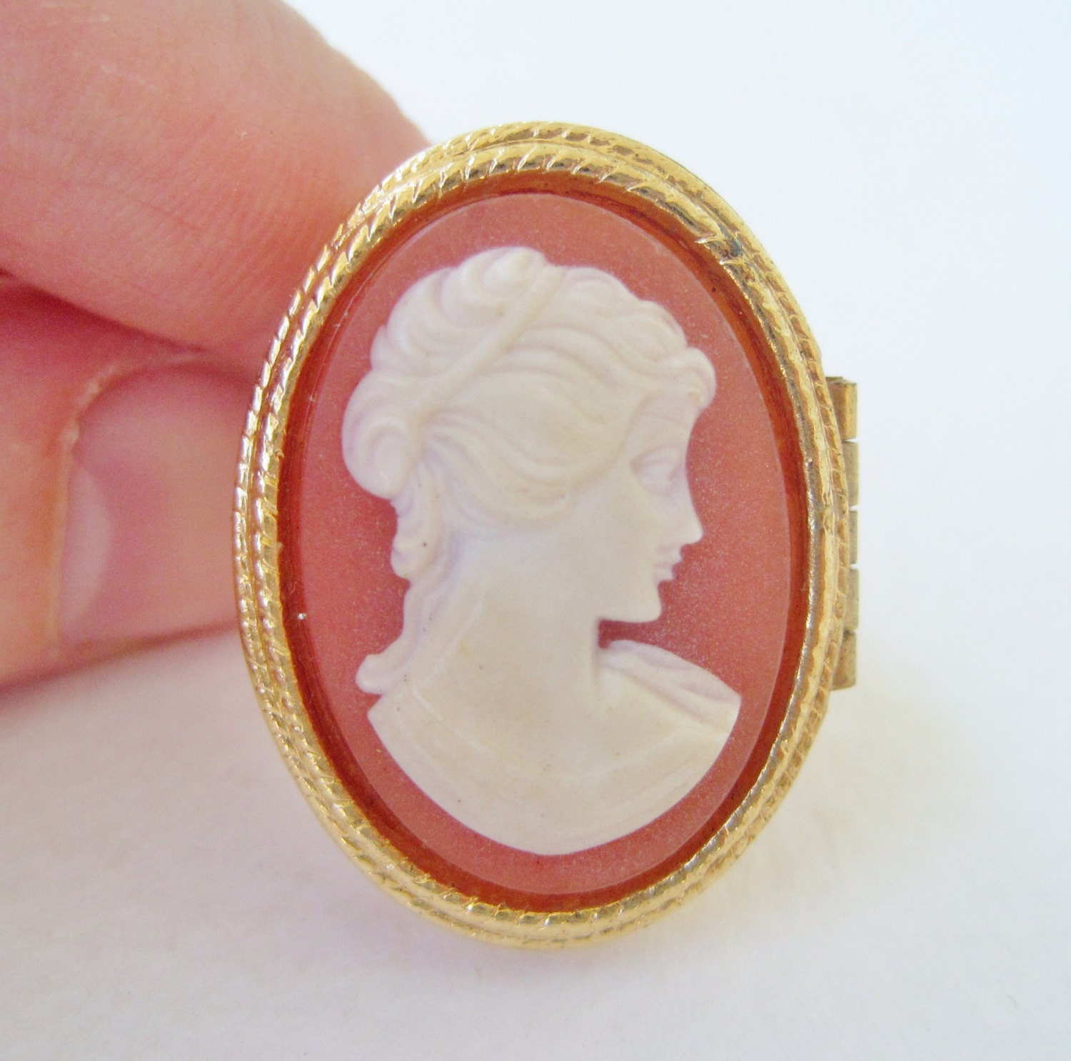 Vintage 1970 Victorian Edwardian Avon Cameo Glace Locket Gold Tone Coral Pink Off White Right Facing Woman Profile Size 8 Ring Original Box