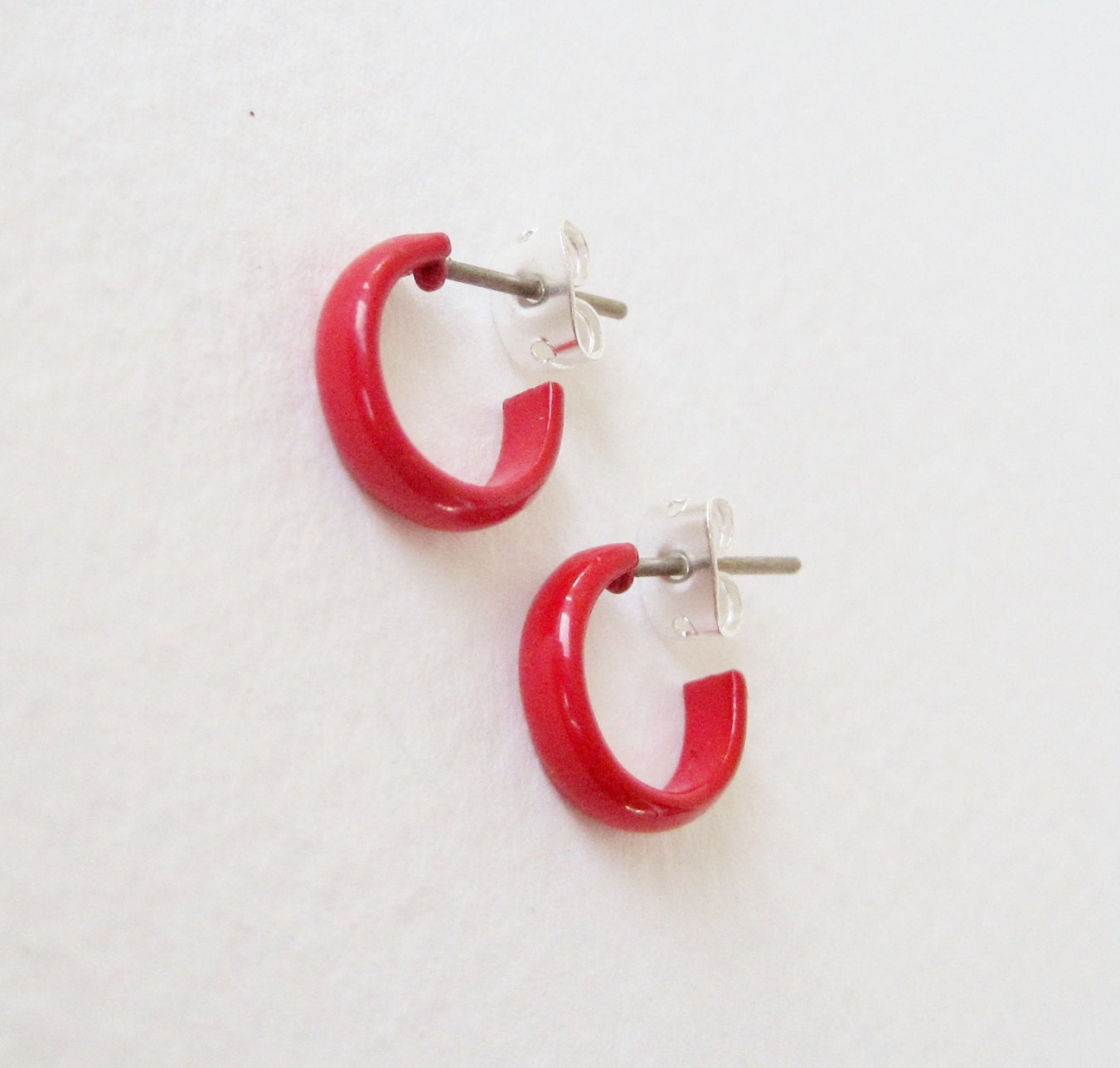 Vintage 80s Mod Nautical Small Red Enamel Hoops Hoop Earrings